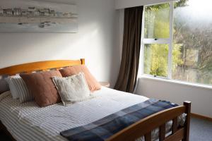 Crayfish Creek Farm Stay : غرفة نوم بها سرير مع وسائد ونافذة