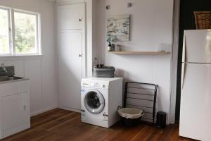 Crayfish Creek Farm Stay : مطبخ مع غسالة وثلاجة