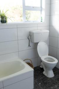 Crayfish Creek Farm Stay : حمام به مرحاض وحوض استحمام ونافذة +23 صورة