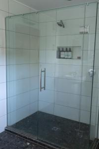 Crayfish Creek Farm Stay : دش زجاجي في حمام به حوض غسيل