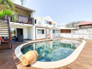 Πισίνα στο ή κοντά στο Grande maison familiale avec jeux et terrasse près de Saint-Denis - FR-1-786-46