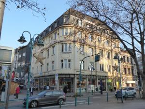 a building on a street with cars parked in front of it at Bright & friendly flat in downtown Duisburg - "Miner Mates Home" from revierquartier boutique apartments in Duisburg