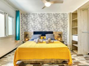 Ένα ή περισσότερα κρεβάτια σε δωμάτιο στο Grande maison familiale avec jeux et terrasse près de Saint-Denis - FR-1-786-46 +28 φωτογραφίες