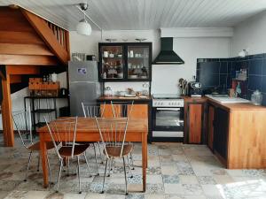 Η κουζίνα ή μικρή κουζίνα στο Charmante maison +9 φωτογραφίες