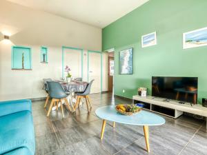 Μια τηλεόραση ή/και κέντρο ψυχαγωγίας στο Appartement confort avec terrasse près de Saint-Denis - FR-1-786-51