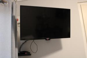 Μια τηλεόραση ή/και κέντρο ψυχαγωγίας στο Menlyn Apartments