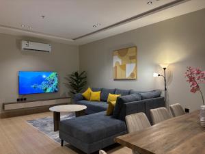 阿可贺巴Vera 2 Apartment شقه أنيقه بالخبر بثلاث غرف نوم وصاله تتسع ل 6 اشخاص的客厅里有一张沙发和一台电视