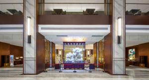 a lobby with a large aquarium in the middle at 西双版纳熙源国际酒店 in Jinghong +164 photos