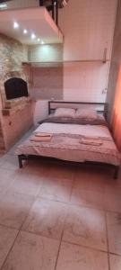 ein großes Bett in einem Zimmer mit Kamin in der Unterkunft Small apartment with private bathrooms STRONG INTERNET in Belgrad