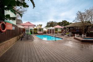 La alberca dentro o cerca de Knysna - Maple Leaf Chalet