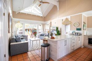 Una cocina o cocineta en Knysna - Maple Leaf Chalet