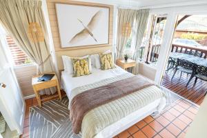 Una cama o camas en una habitación de Knysna - Maple Leaf Chalet