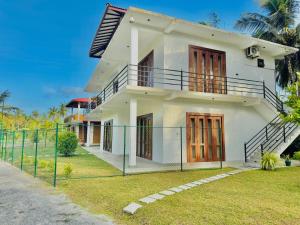 アハンガマにあるWalawwa Villa Kathaluwaの白い家