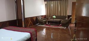 Una habitación de hotel con una cama, una mesa y sillas. en Baizus Oak, en Gangtok 1 foto más