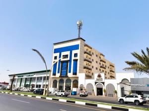a building on a street with cars parked in front of it at سكون سويت للشقق الفندقية in Hail