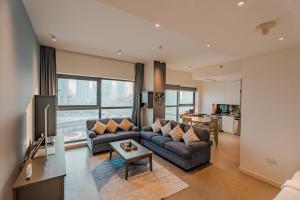 阿布扎比Enjoy Scenic 1BR with BeachAccess Parking at Pixel504的客厅里有一张沙发和一张桌子。
