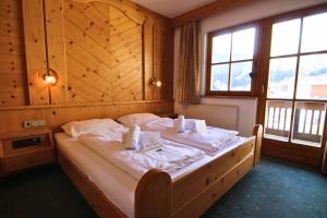 费斯Chalet Elfriede的卧室里有一张床，床上放着两条毛巾。