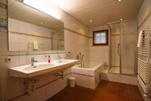 费斯Chalet Elfriede的带水槽、浴缸和淋浴的浴室 更多29张照片