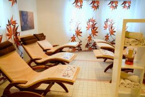 费斯Chalet Elfriede的一间商店里桌椅的房间