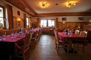 费斯Chalet Elfriede的用餐室配有桌椅和酒杯