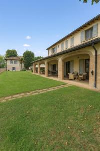 圣安德烈巴尼Tenuta Monte Bago的一栋前面有草坪的大房子