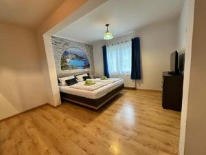 a bedroom with a bed and a television in it at Ferienhaus Fichtenwalde, 160m², 3 SZ, 2 Bäder, bis 6 Personen, Garten, VDSL in Fichtenwalde