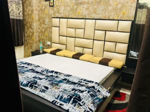 Postel nebo postele na pokoji v ubytování Lovely apartment premanand g maharaj marg in vrindavan dham