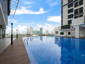 a swimming pool on the roof of a building at Space Residency by Avery with Cityview at JBCC #Free Parking #Walk 100m to KSL #Infinity Pool #中英文房东 in Johor Bahru