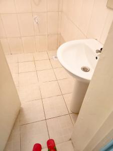 Un baño con un lavabo blanco y un inodoro. en Shanzu Gem, en Mombasa 13 fotos más