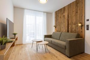 ein Wohnzimmer mit Sofa und Tisch in der Unterkunft Fiss Suites by ALPS RESORTS in Fiss + 100 Fotos