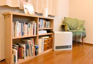 ein Bücherregal mit Büchern neben einem Stuhl in der Unterkunft Villa Izumi Eternity and a Day in Izumi