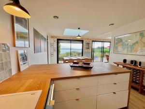 Una cocina con encimera de madera en una habitación. en Ker Su e- maison familial, en Carantec