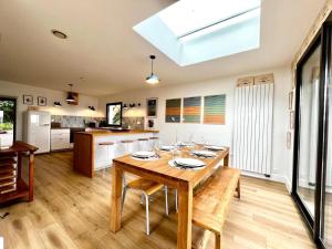 Una cocina con una mesa de madera y un comedor. en Ker Su e- maison familial, en Carantec