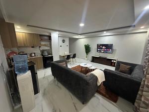 基苏木Ecostay Condo Tuffoam cbd的带两张沙发的客厅和厨房