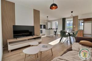 ein Wohnzimmer mit Couch und Tisch in der Unterkunft Le cocon des korrigans in Paimpont