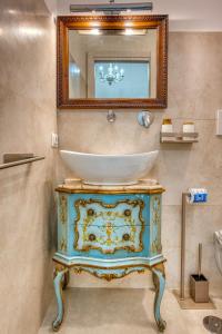 Bilik mandi di Suites Capri & Ischia
