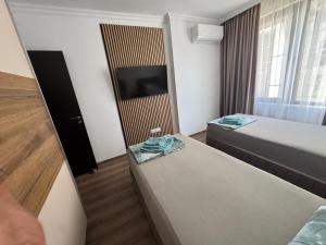 Una habitación de hotel con una cama y un televisor. en Meerblick , Etera 4, en Sunny Beach
