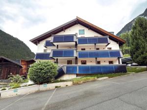 een gebouw met zonnepanelen aan de zijkant bij A Casa Smaragd Appartements in Sölden
