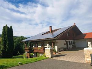 a house with a metal roof on a driveway at Ferienwohnung Goldfasan in Lam