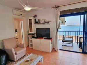 un soggiorno con TV e vista sull'oceano di ShoreHouse Verdemar Dos Primera linea Playa Honda a Playa Honda