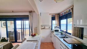 una cucina con vista sull'oceano di ShoreHouse Verdemar Dos Primera linea Playa Honda a Playa Honda