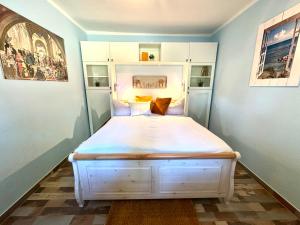 a small bedroom with a bed in a room at FERIENWOHNUNGEN Krull App 02 in Ahrenshoop