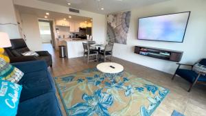 Una sala de estar con un sofá y un televisor de pantalla plana. en La Internacional 313 home, en South Padre Island
