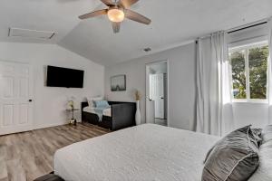 Televiisor ja/või meelelahutuskeskus majutusasutuses Lux Beach Cabana - Close to Beach & Restaurants