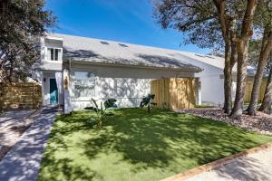 Aed väljaspool majutusasutust Lux Beach Cabana - Close to Beach & Restaurants