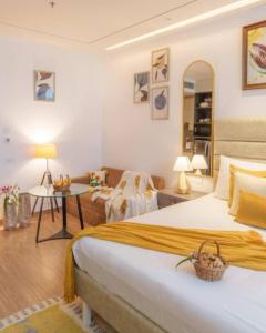 um quarto de hotel com duas camas e uma mesa em Golden glow in aipl joystreet em Gurgaon