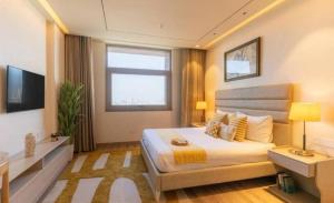 um quarto com uma cama grande e uma televisão em Golden glow in aipl joystreet em Gurgaon