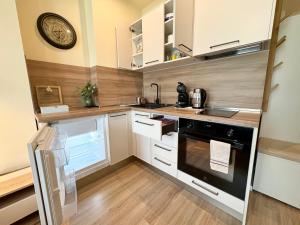 Kuchyň nebo kuchyňský kout v ubytování Wave & Wellness Studio