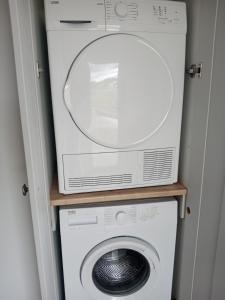 Una lavadora y una secadora encima de una lavadora en Burren House, en Lisdoonvarna