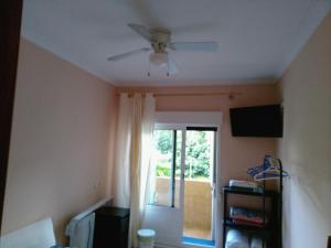 a ceiling fan in a room with a window at Enlace kosta in Mendaro